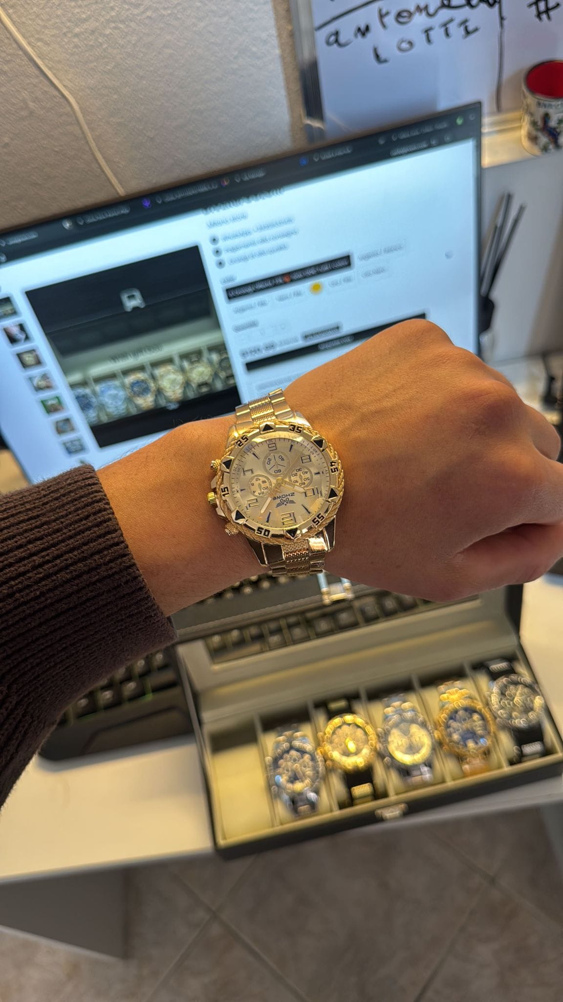 Dettaglio del quadrante rotondo dell'orologio