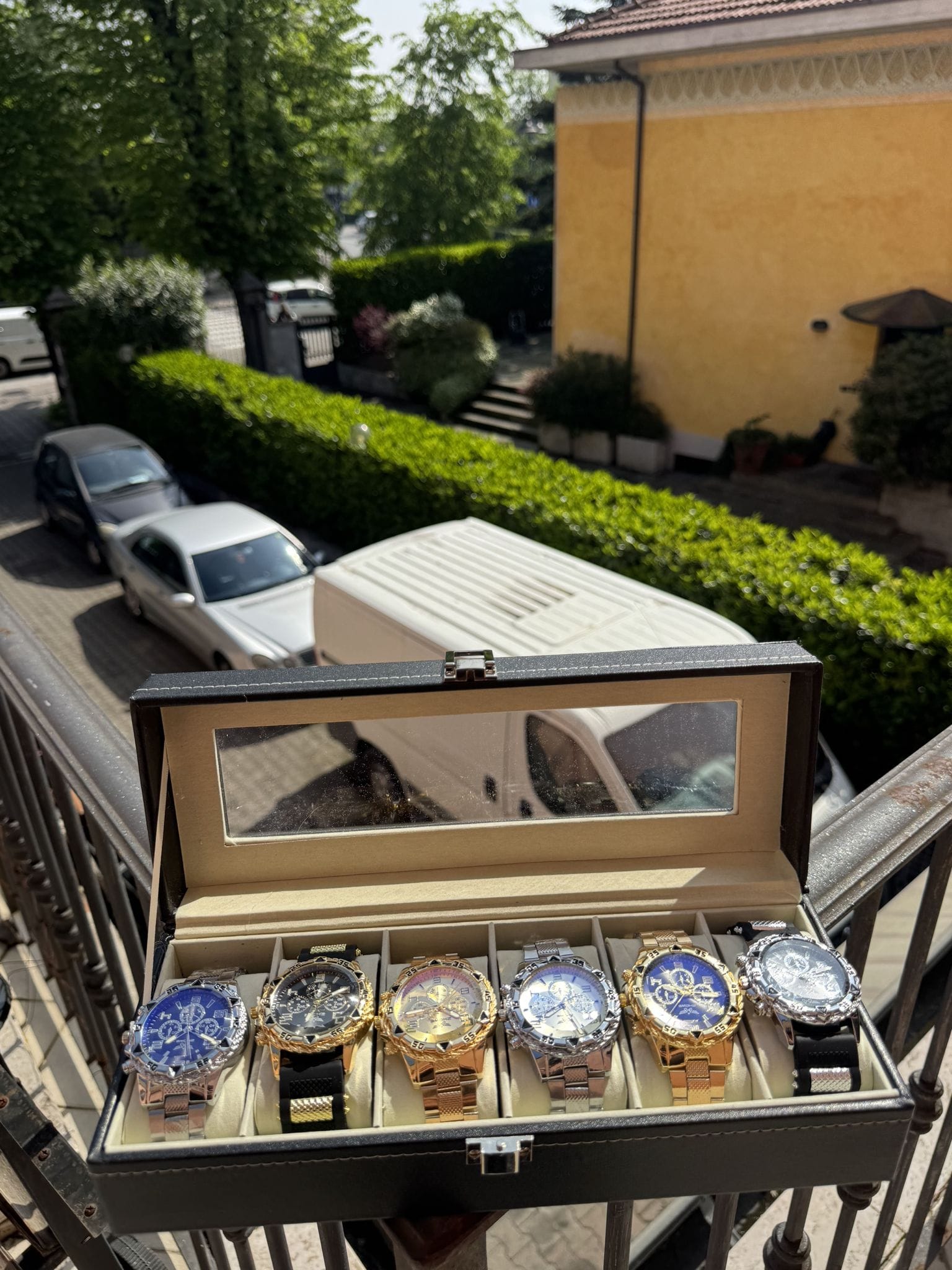 Vista del fondello dell'orologio, che mostra il logo inciso.