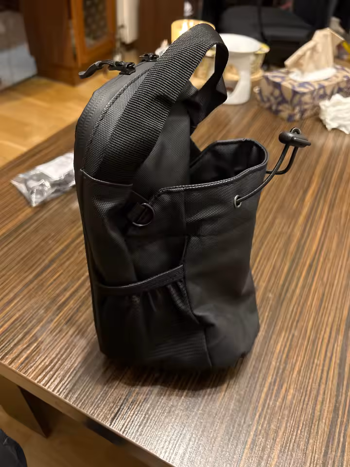 Magnetic holder attached to a gym bag