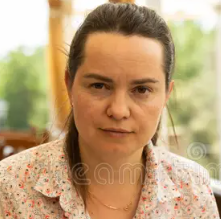 Joven usando el masajeador de pantorrillas después del ejercicio