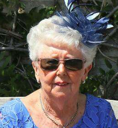 Mujer mayor disfrutando del alivio del masajeador