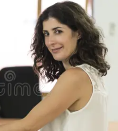 Mujer relajándose con el masajeador de pantorrillas