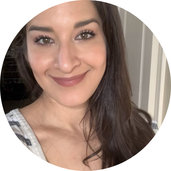 Mujer madura tocando la tela de alta calidad de la cortina.