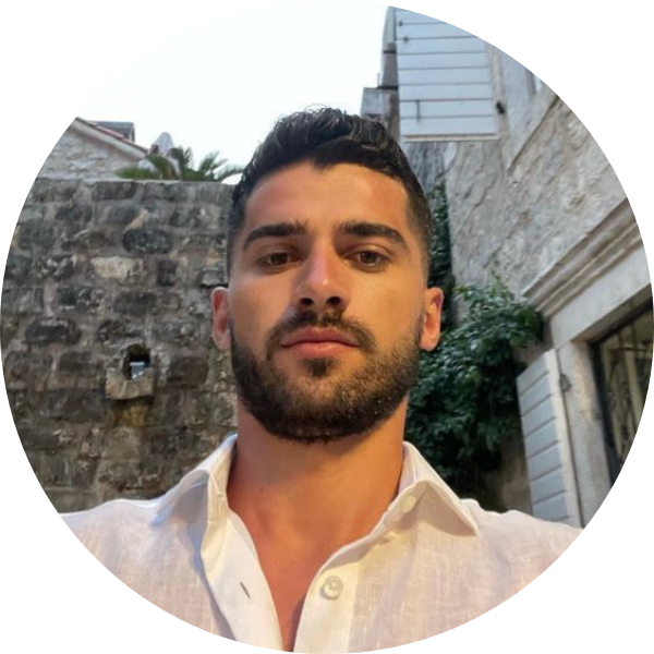 Hombre joven sonriendo, satisfecho con la protección solar de su coche.