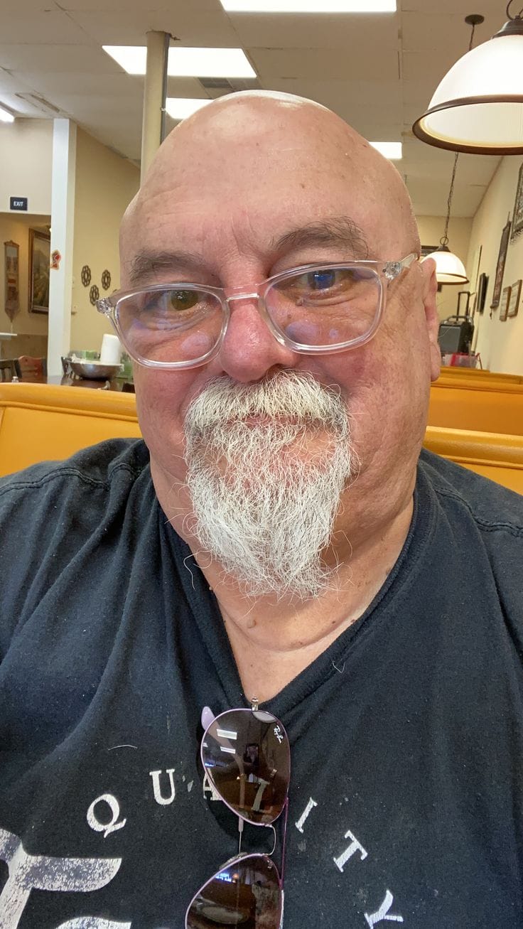 Hombre sonriendo mientras quita fácilmente una cortina magnética.