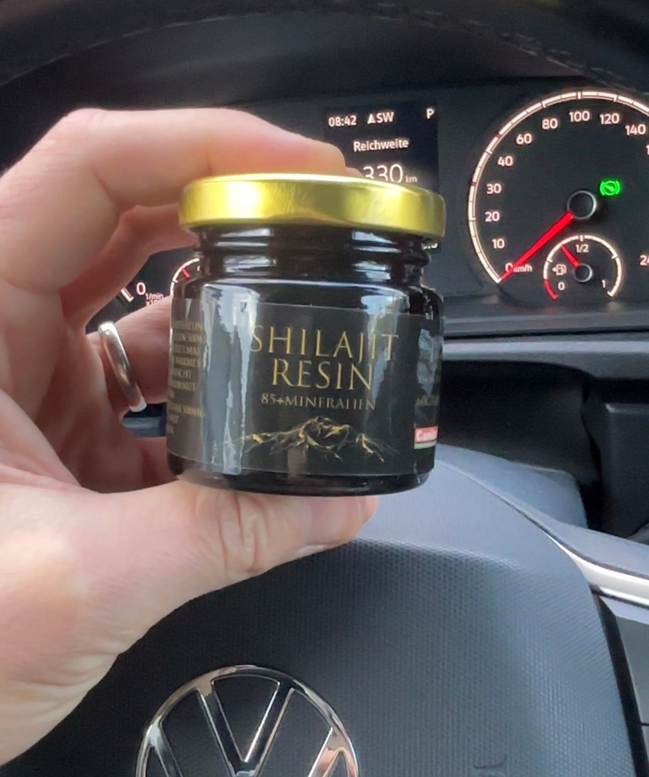 Nahaufnahme des Shilajit Harzes