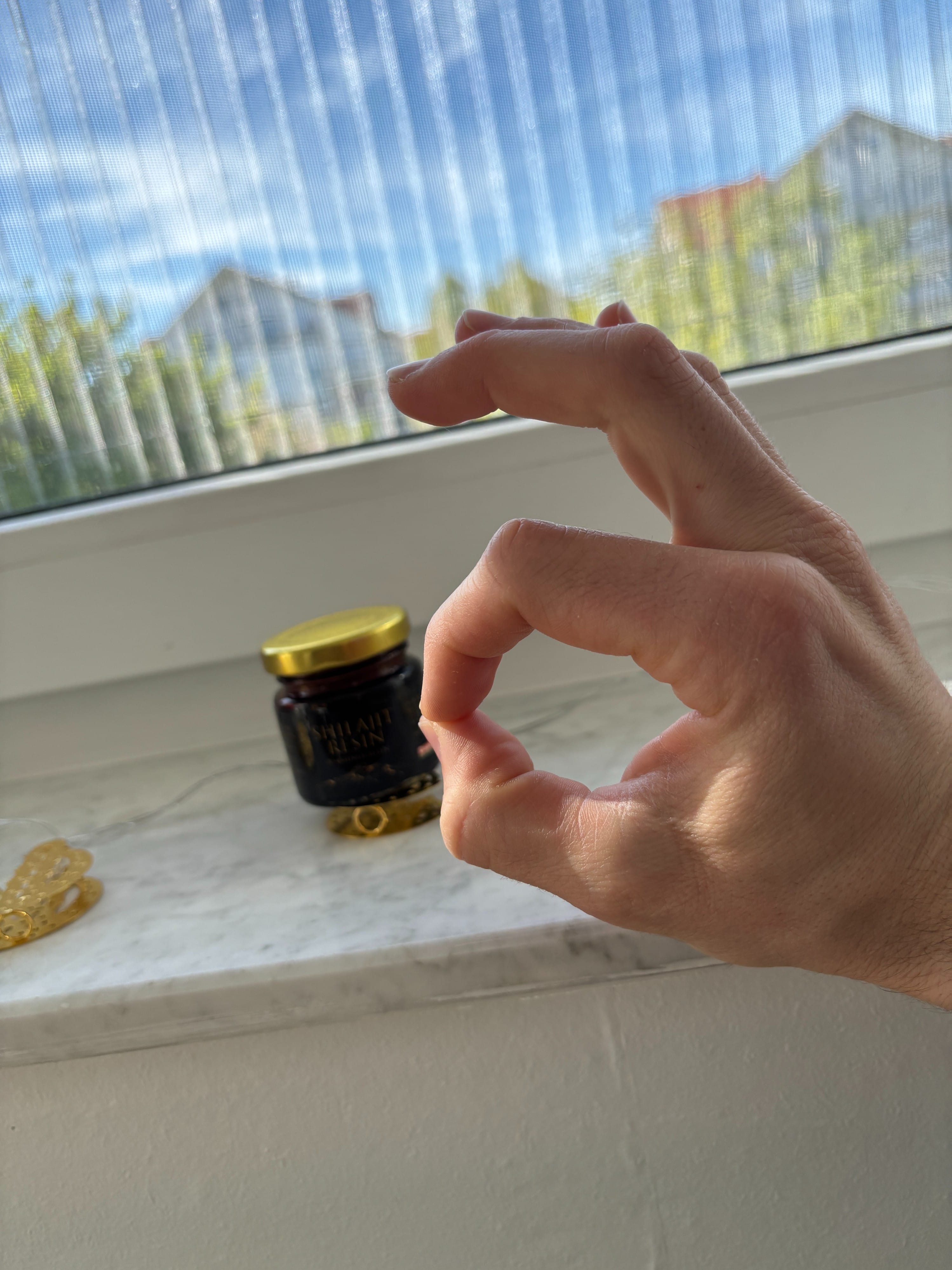 Mann, der MMEMO Shilajit mit einem gesunden Lächeln einnimmt