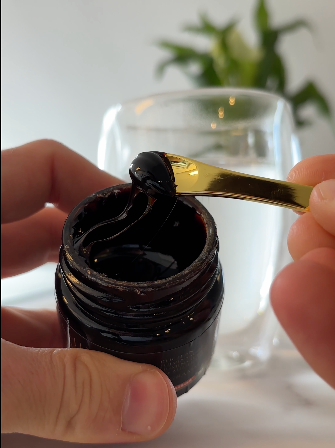 Schritt 1: Kleine Menge Harz entnehmen