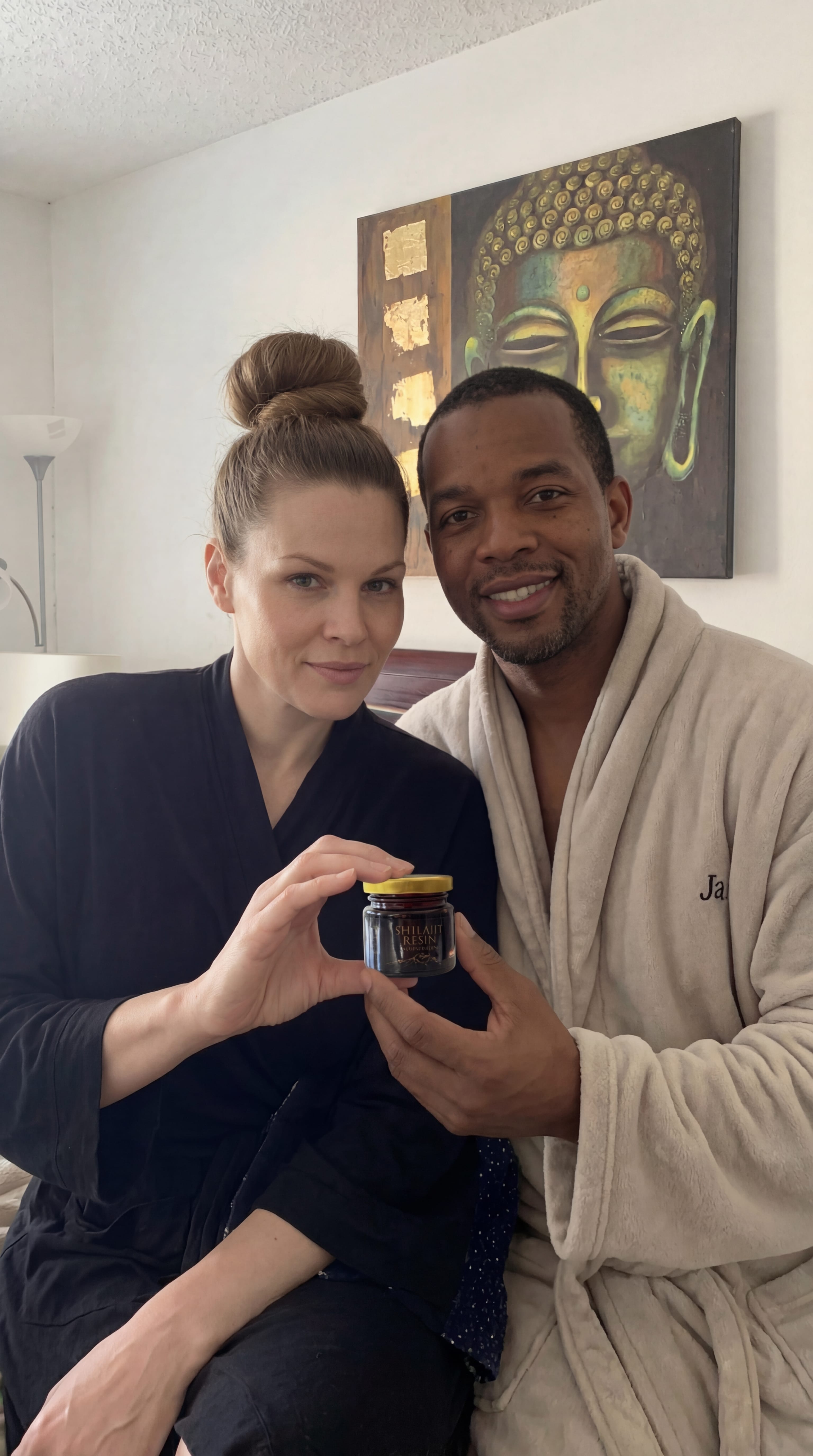 Frau genießt Energie aus Shilajit