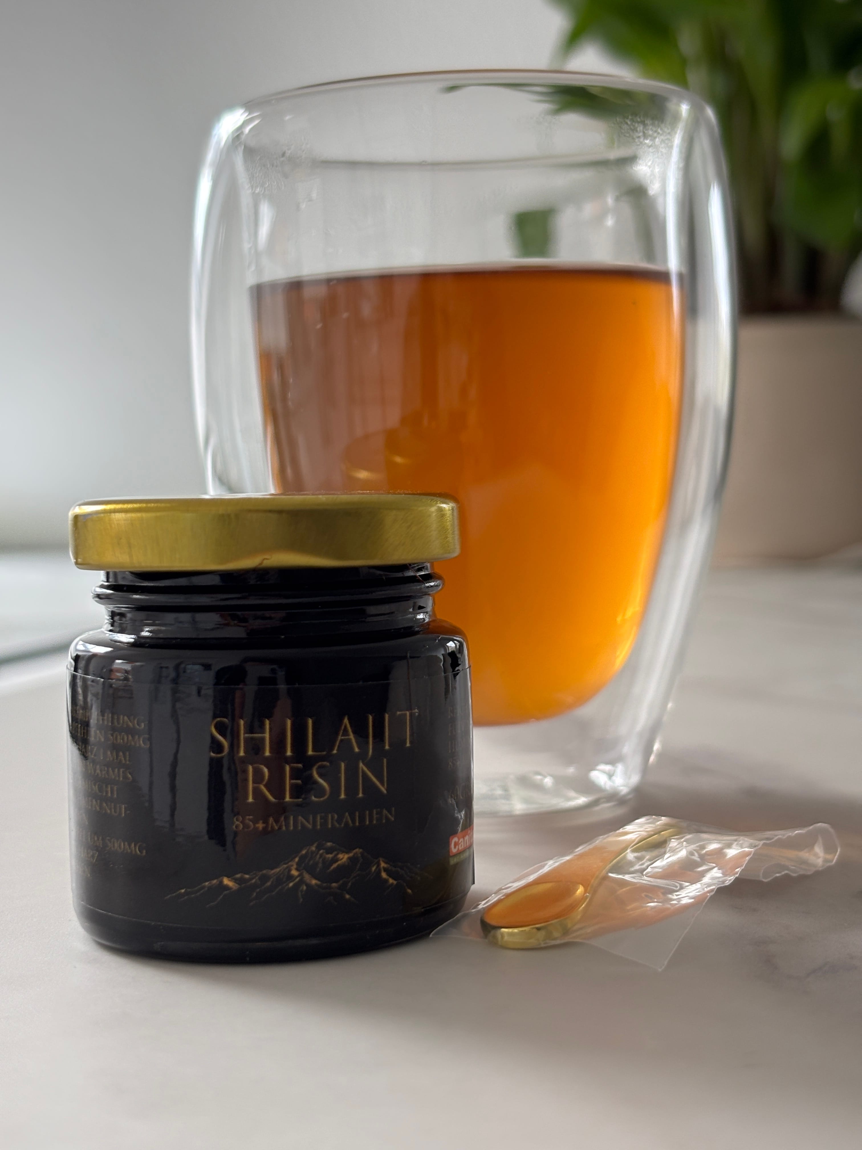 Person arbeitet konzentriert am Laptop