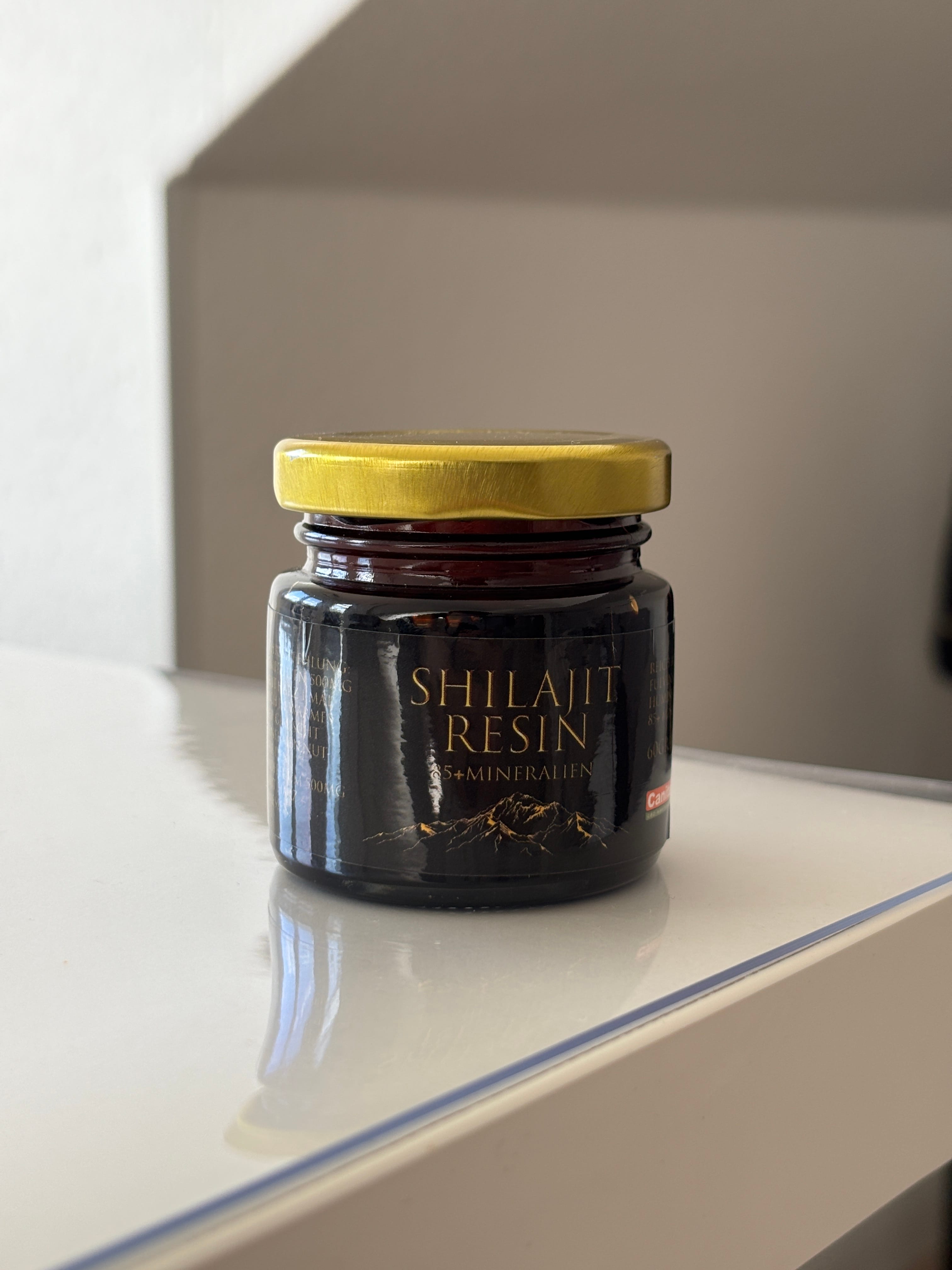 Mann beim Heben von Gewichten