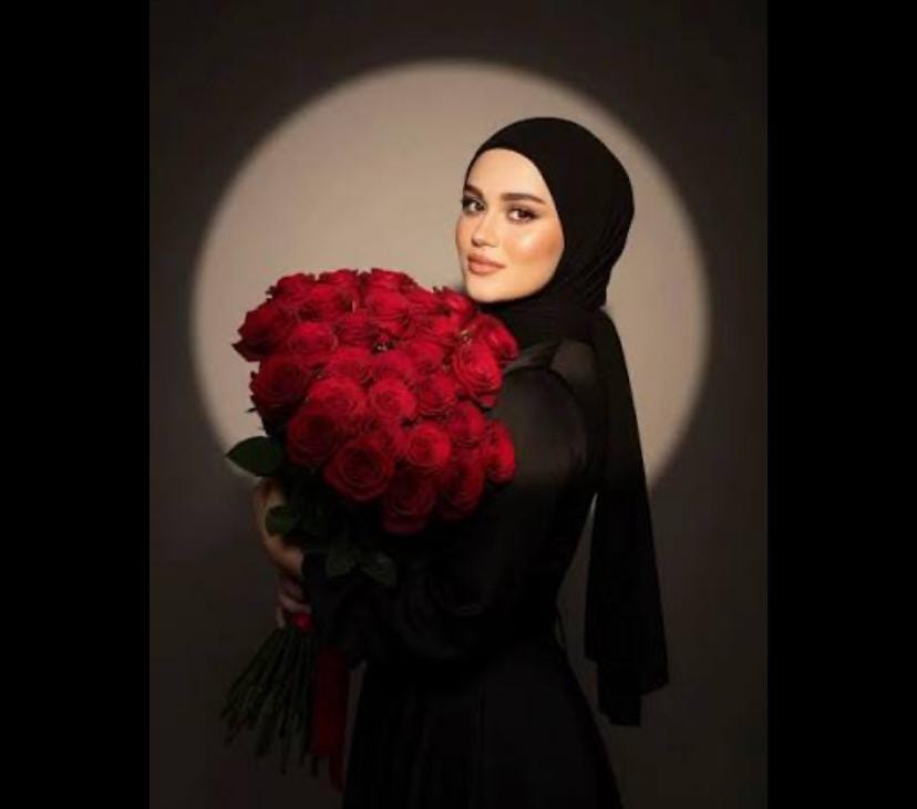 صورة شابة عربية في العشرينات من عمرها، متألقة ومفعمة بالحيوية