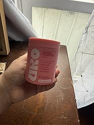 Primer plano de una mujer con una sonrisa confiada