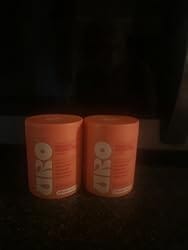 Mujer activa y sonriente practicando yoga