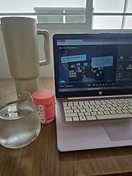 Mujer aplicándose maquillaje con confianza