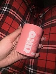 Mujer con expresión de alivio y felicidad