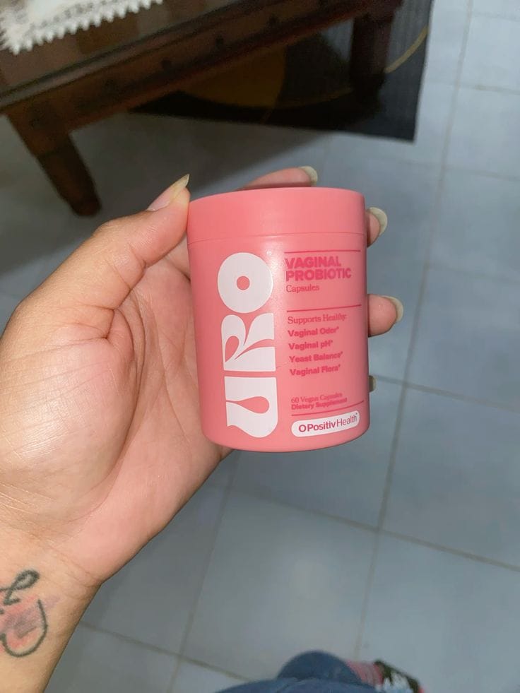 Mujer sonriendo y sintiéndose segura