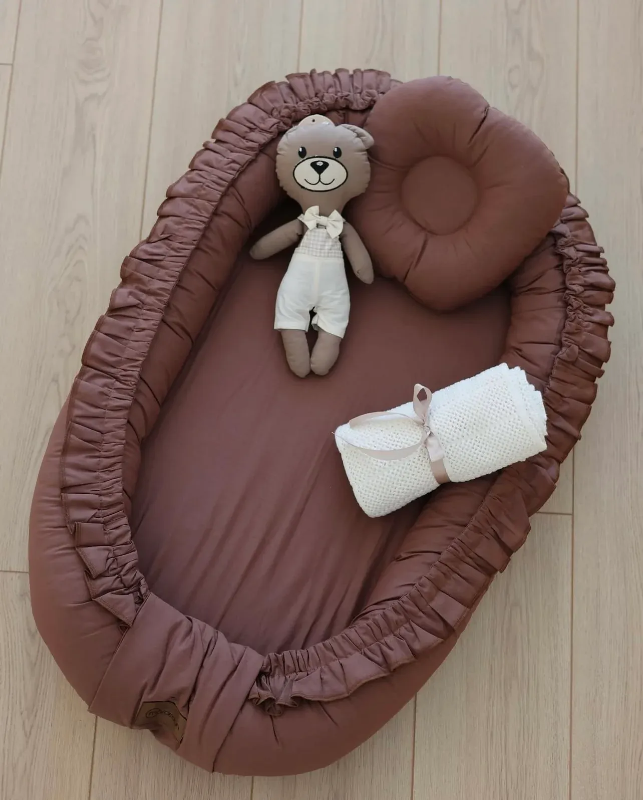 Image d'un bébé dormant paisiblement dans le nid CloudNest