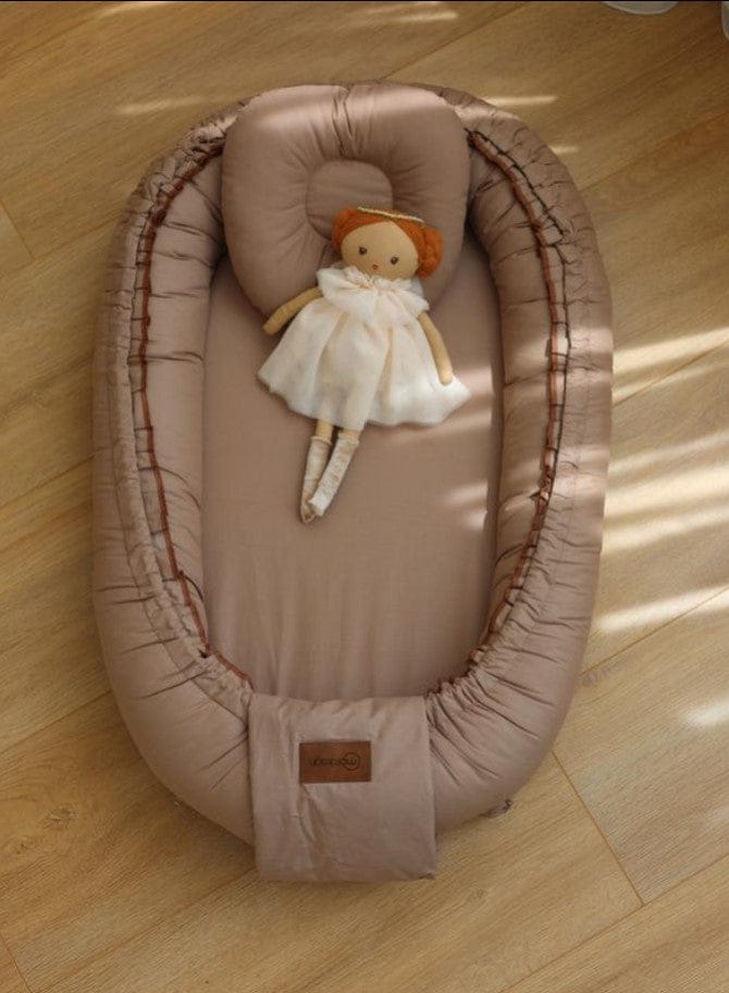 Bébé endormi paisiblement dans le nid CloudNest