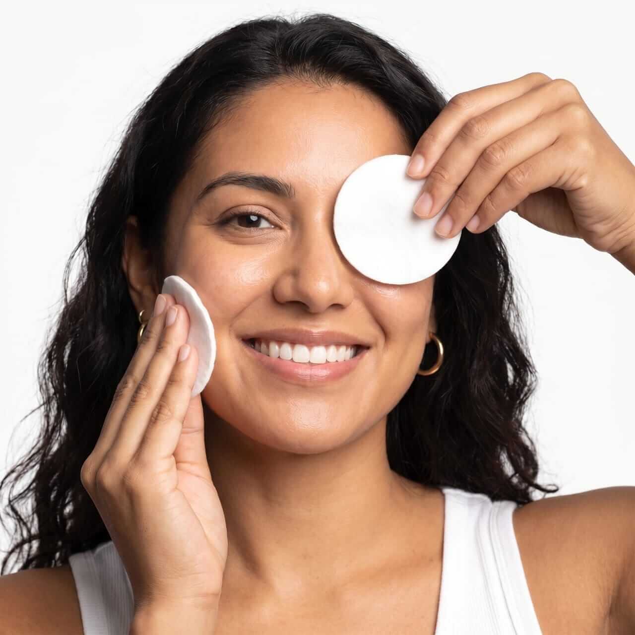 Primer plano de piel luminosa y suave con el tónico coreano