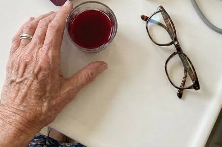 صورة لعميل مسرور يستخدم المنتج