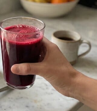 صورة لسعادة عميل راضٍ عن المنتج