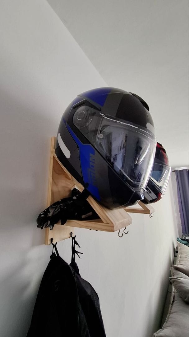 Guantes y gafas en la repisa del organizador