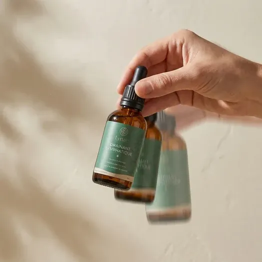 Verre de mesure avec liquide et un grand verre d'eau