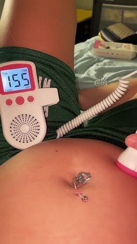 امرأة حامل تركز على الاستماع إلى نبضات الجنين
