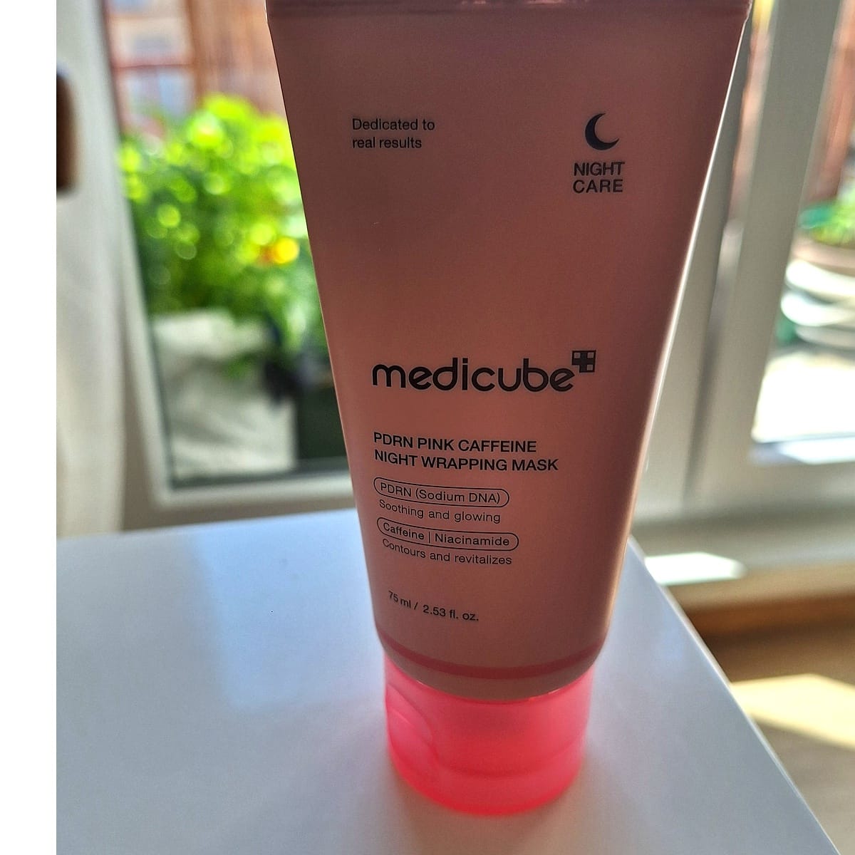 Femme souriante avec une peau radieuse après utilisation du masque nuit