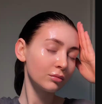 Femme souriante avec une peau radieuse se réveillant le matin