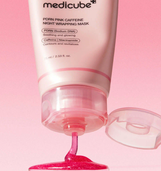 Femme appliquant le masque peel-off nuit à la caféine, visage radieux au réveil