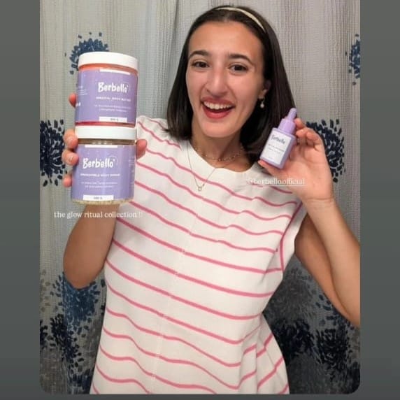 صورة لامرأة تستخدم منتجات العناية بالبشرة المستوحاة من التقاليد المغربية.