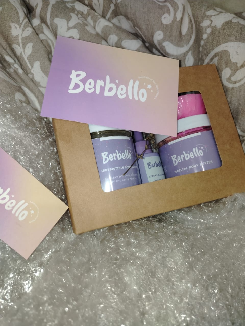 صورة لامرأة مبتسمة تظهر بشرتها الصحية واللامعة.