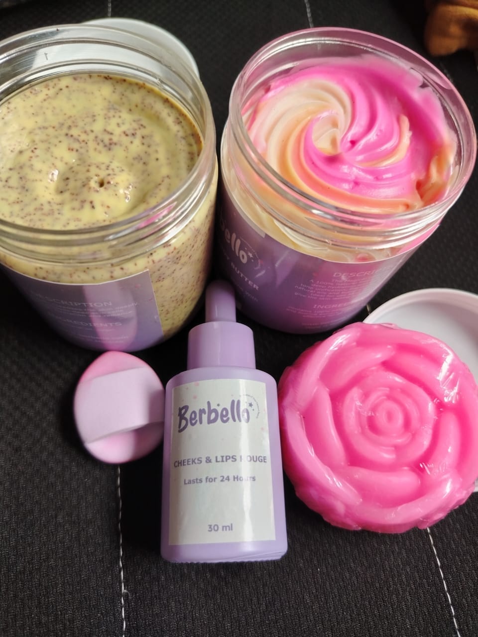 صورة لامرأة تظهر بشرتها المتوهجة والخالية من عيوب اللون.