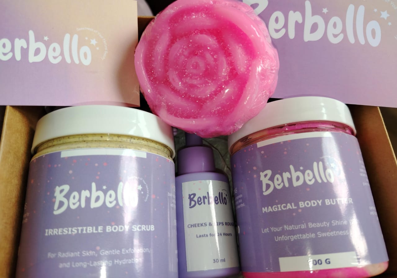 صورة لامرأة تستمتع بتطبيق منتج العناية بالبشرة على وجهها.