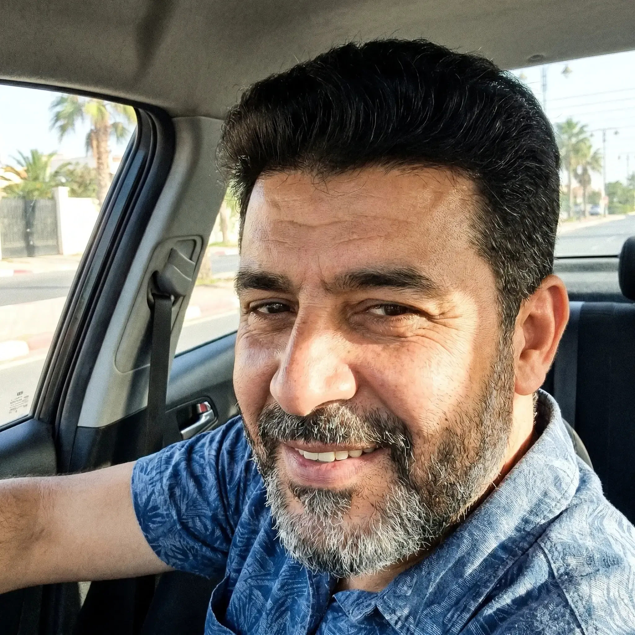 Image d'une personne appliquant le traitement DENSIRA sur son cuir chevelu.