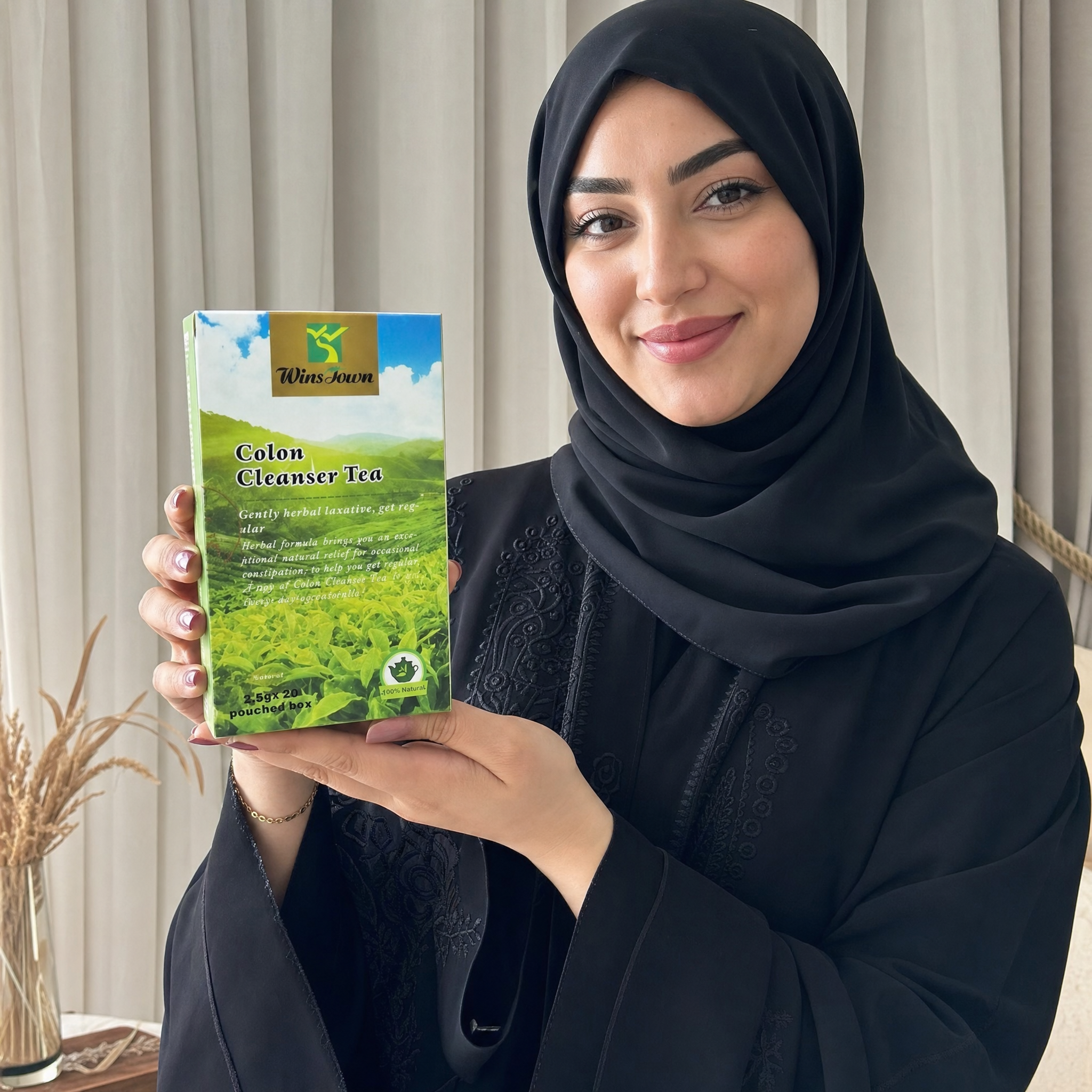 مجموعة من أكواب شاي الأعشاب المختلفة المقدمة في تجمع اجتماعي، تبرز الشاي كجزء من التفاعل الاجتماعي.