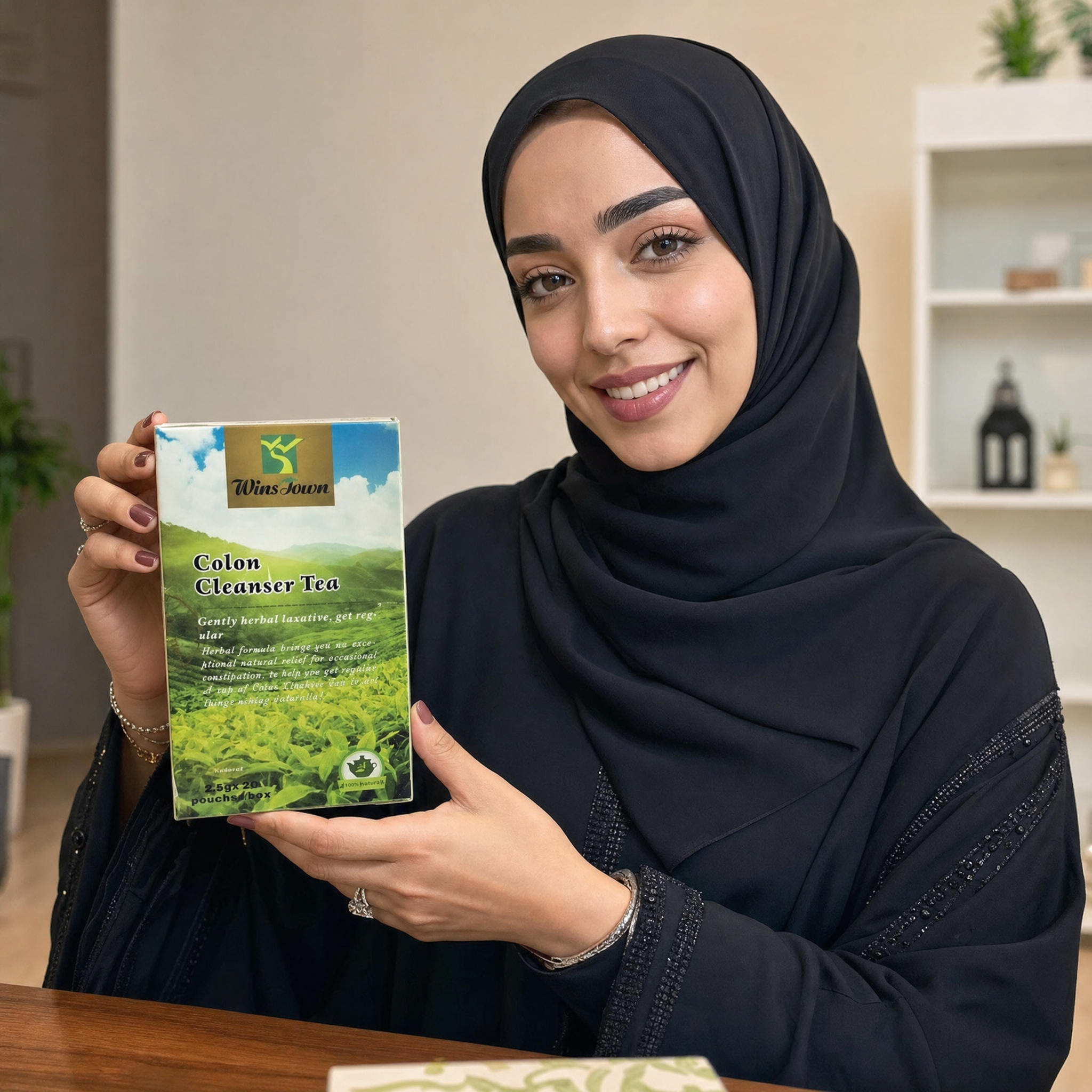 فنجان شاي أعشاب دافئ مع بخار يتصاعد، يرمز إلى الاسترخاء في الصباح.
