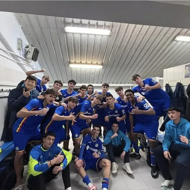 Gros plan sur un jeune footballeur concentré sur le terrain