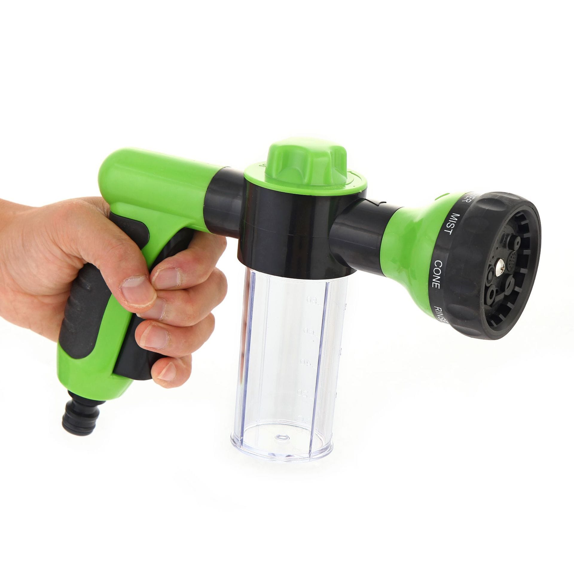 Pistolet pulvérisateur nettoyant une voiture