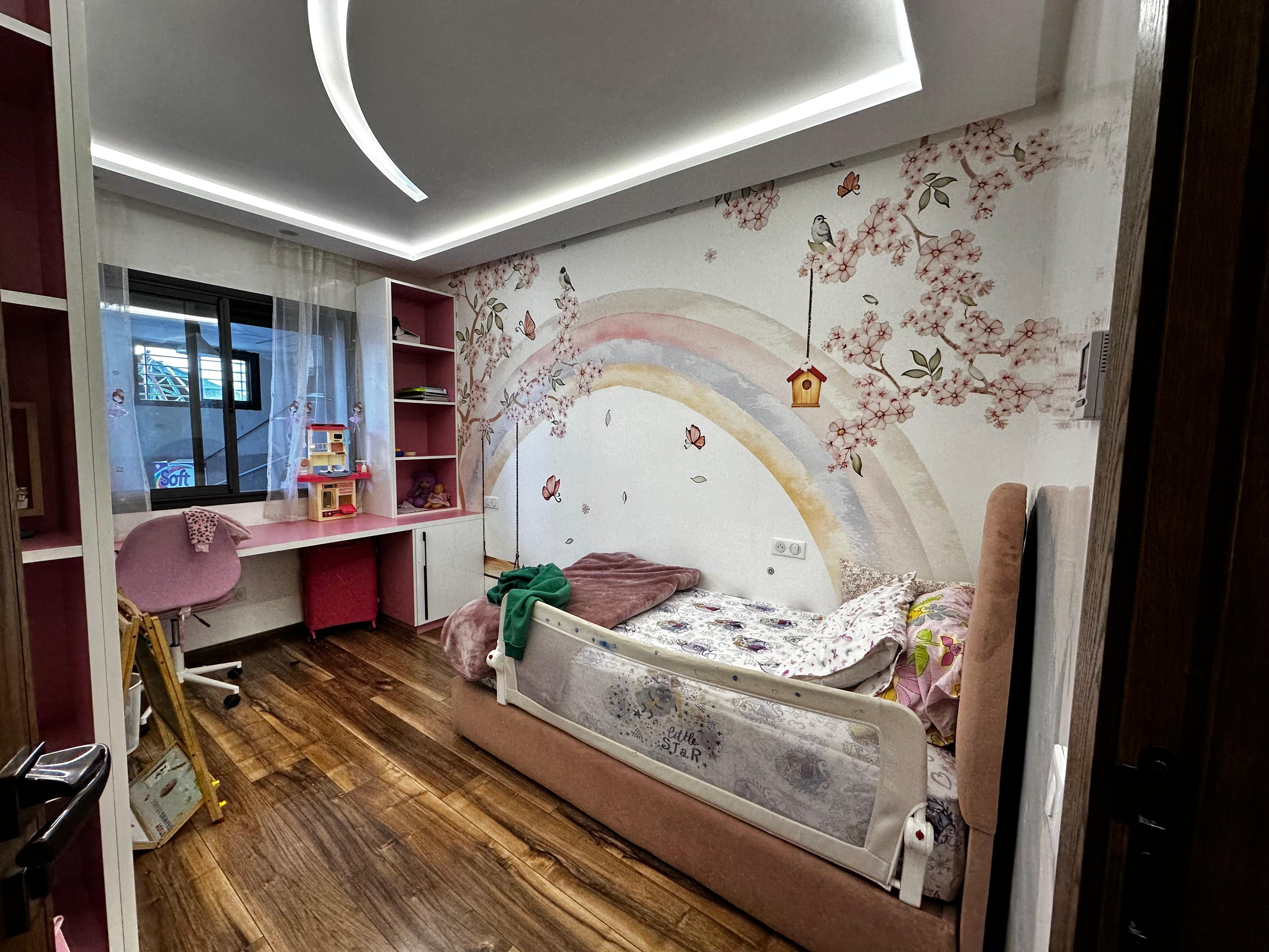 Chambre d'enfant avec un mur de rêve