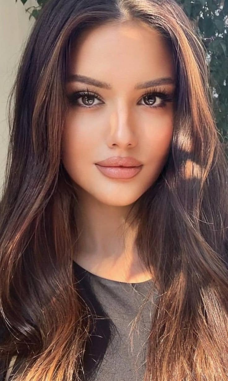 امرأة تضع اللمسات الأخيرة لمكياجها