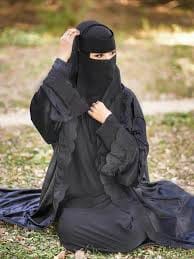 امرأة واثقة بجمال بشرتها