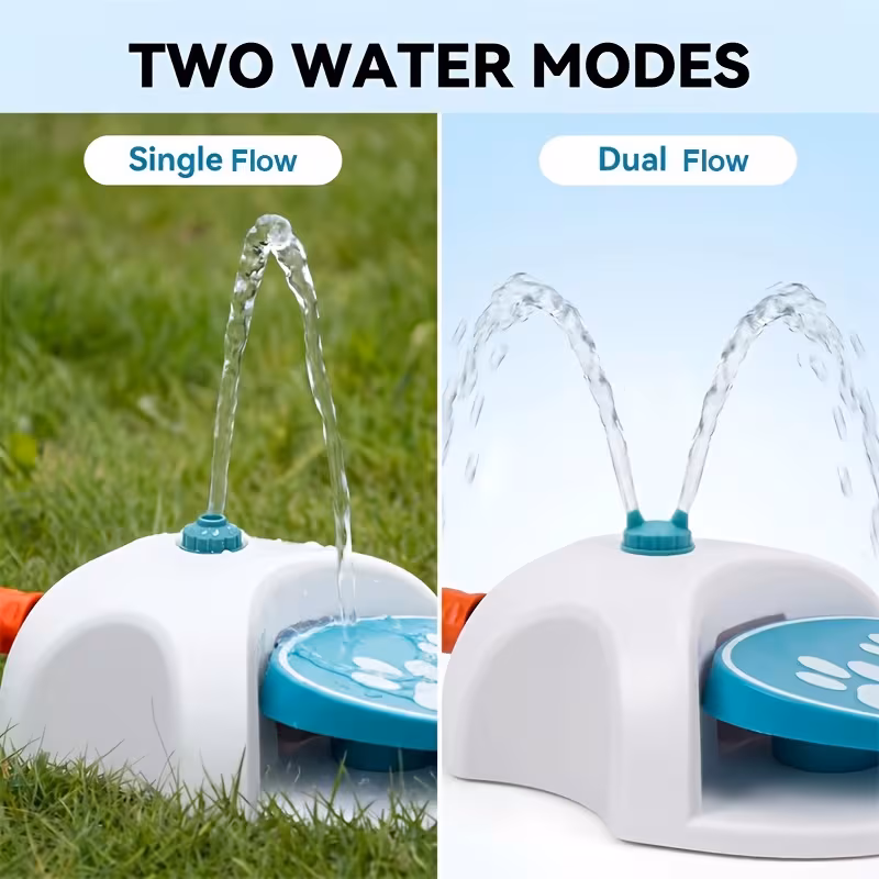 Nahaufnahme eines Hundes, der mit dem Wassersprinkler spielt