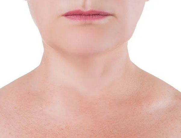 Vibrant, youthful skin after using the anti-aging eye and neck set