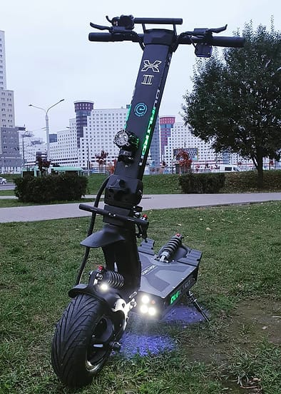 Elektro-Scooter bei hoher Geschwindigkeit