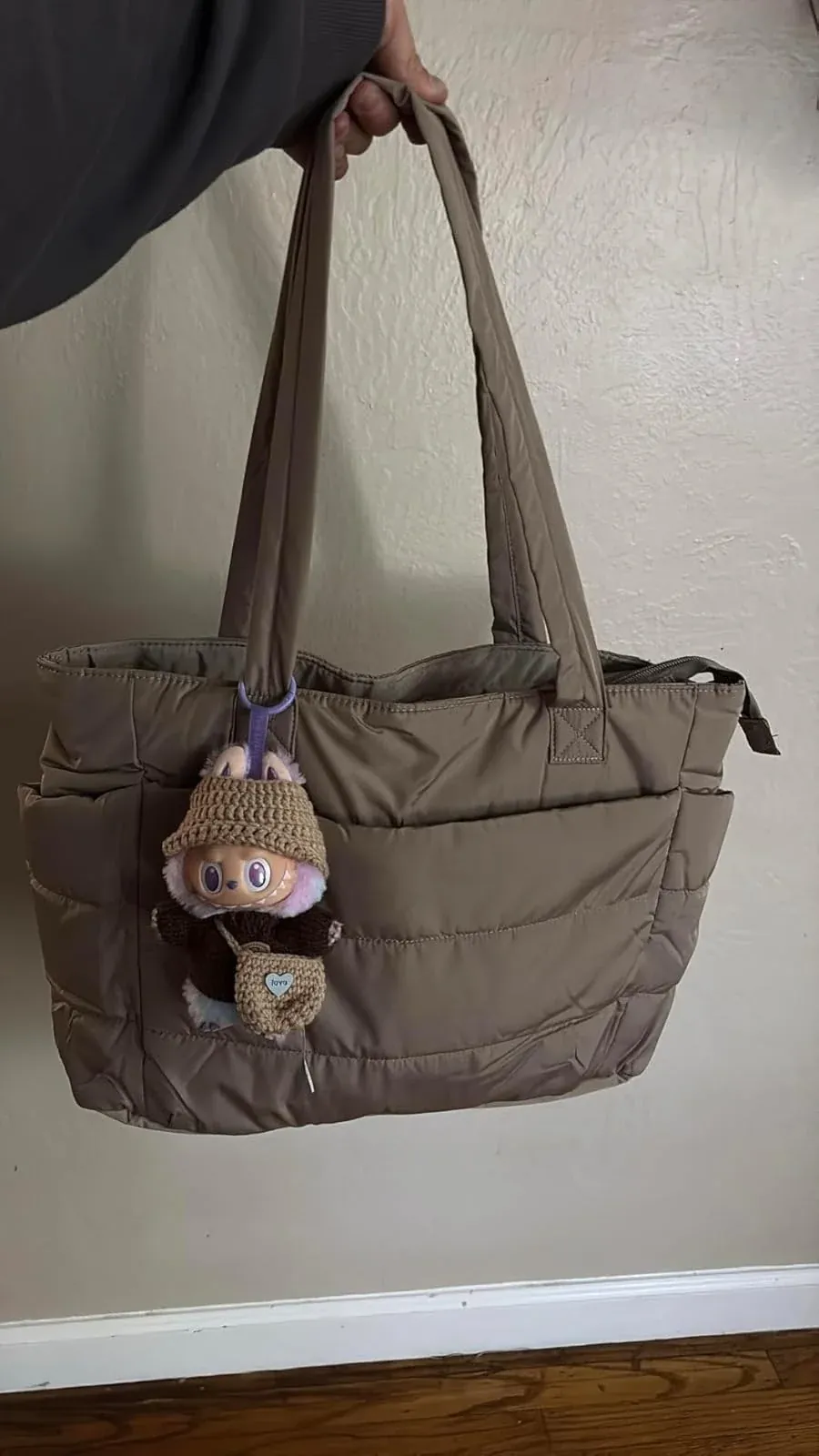 Zufriedene Kundin mit der Tasche