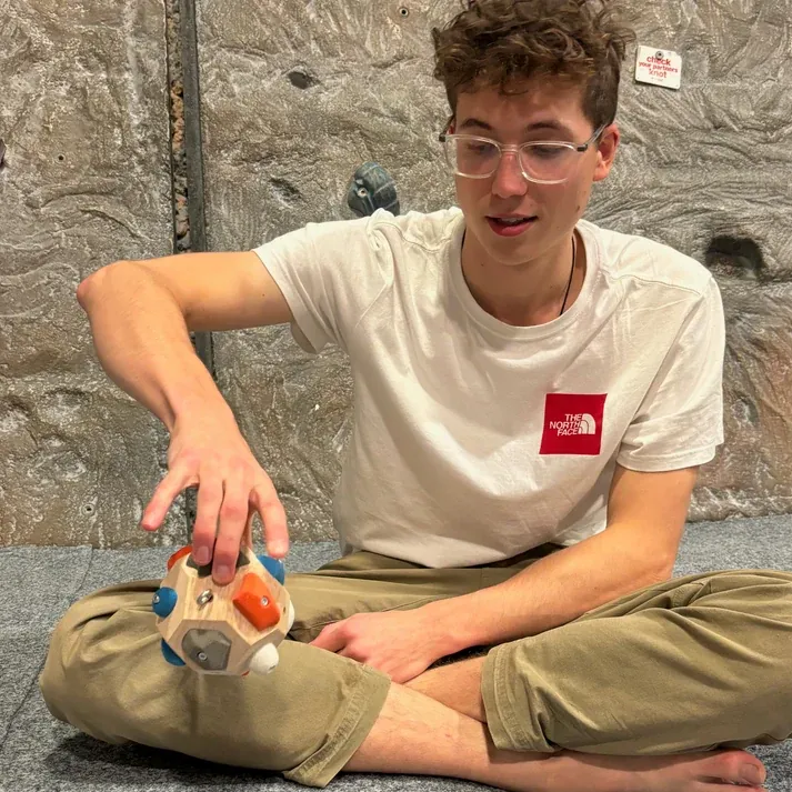 Grimpeur utilisant Blocko confortablement sur son canapé