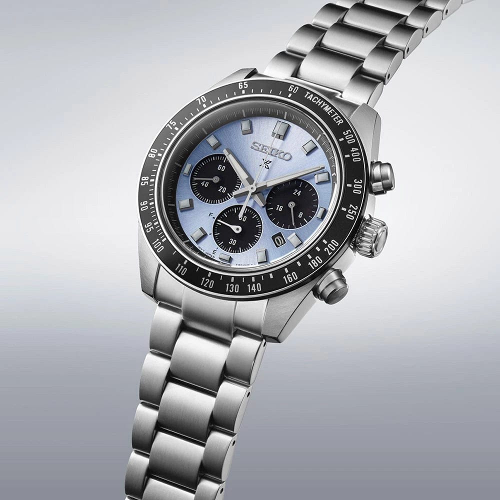 Montre chronographe solaire Seiko SSC935P1 en gros plan